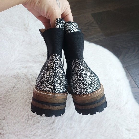 NWOT Xperimental Crackle Bunko Leather Chelsea Platform Lugged Boot Portugal - Picture 8 of 11